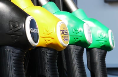 Taglio del prezzo del carburante: decreti riduzione accise in Gazzetta