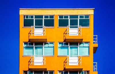 Condominio e divisori del balcone: problemi di decoro e distanze legali